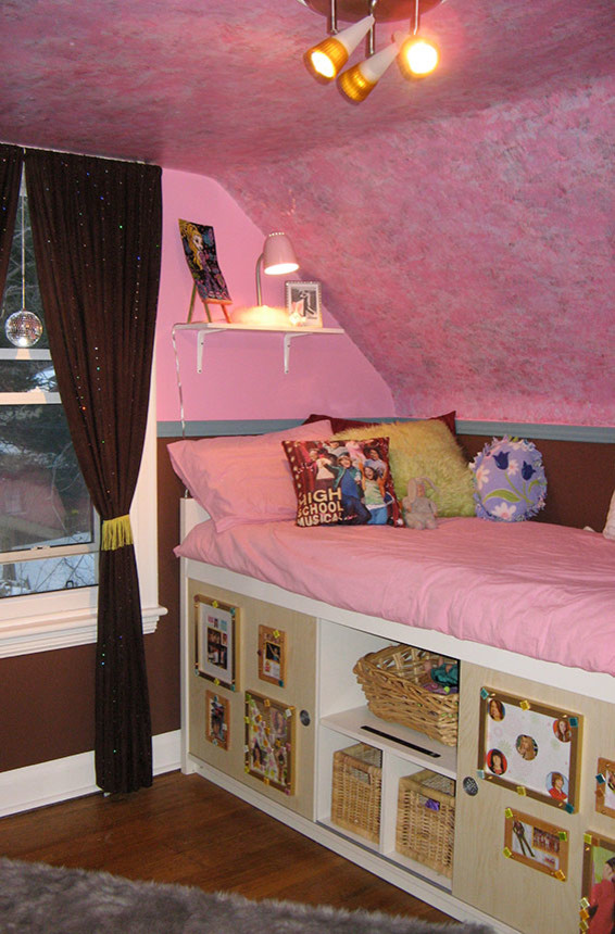 トロントにある小さなエクレクティックスタイルのおしゃれな寝室のインテリア