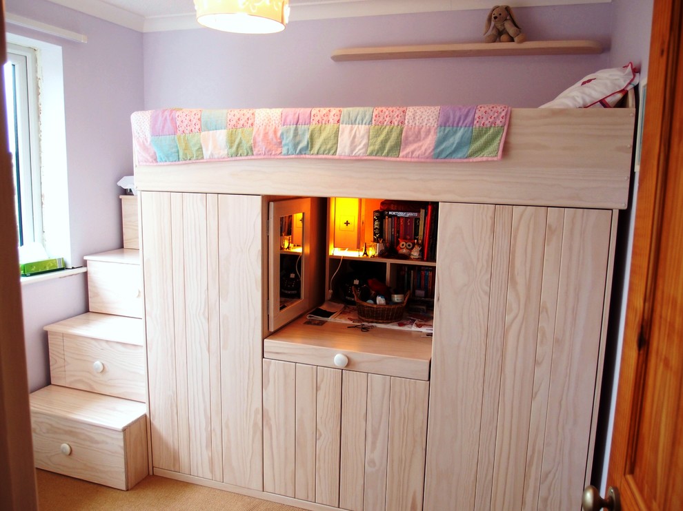 Mittelgroßes Modernes Schlafzimmer mit weißer Wandfarbe in Cornwall