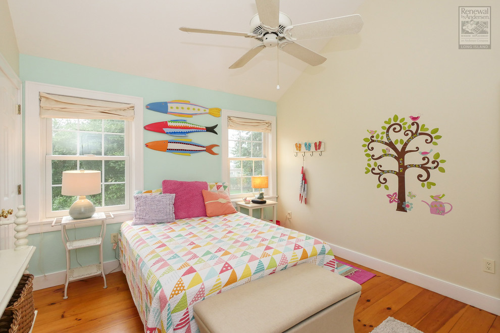 Imagen de habitación de invitados marinera de tamaño medio sin chimenea con paredes multicolor, suelo de madera en tonos medios y suelo marrón