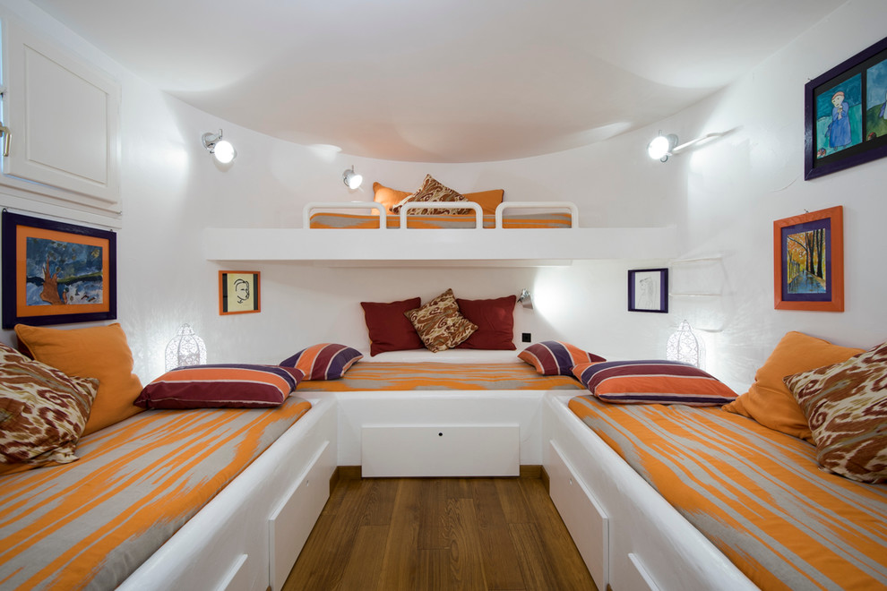 Immagine di una piccola camera degli ospiti tropicale con pareti bianche e nessun camino