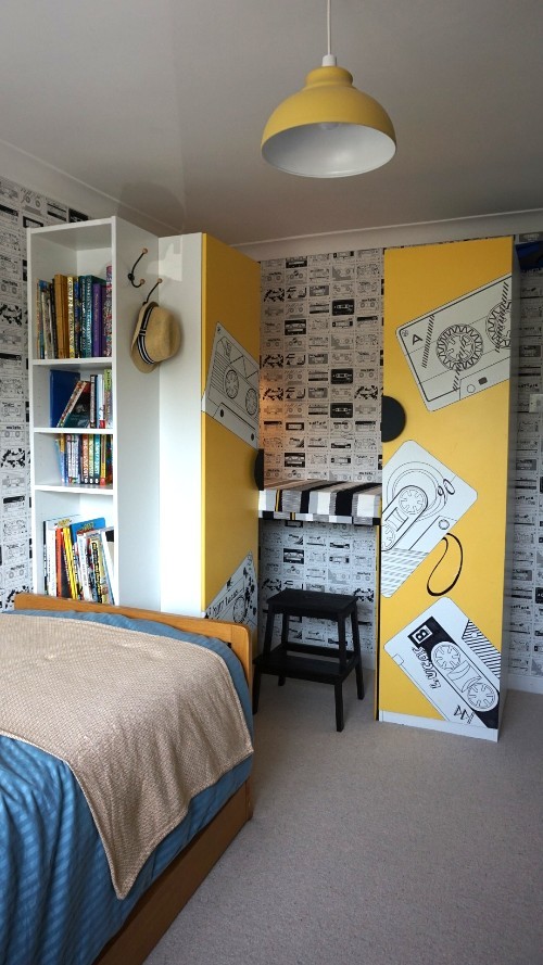 Immagine di una piccola camera da letto minimalista con pareti gialle