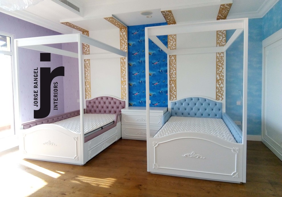 На фото: большая спальня в стиле шебби-шик с синими стенами и полом из ламината