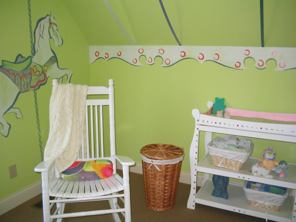 Esempio di una camera da letto contemporanea di medie dimensioni con pareti verdi e moquette