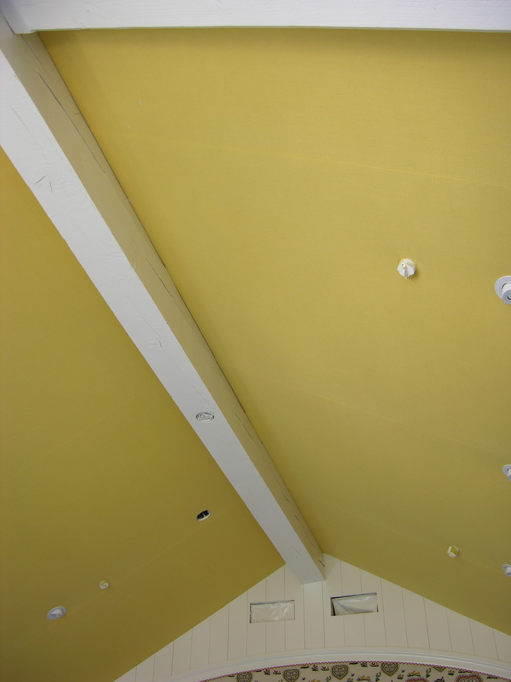Klassisk inredning av ett stort sovrum, med gula väggar
