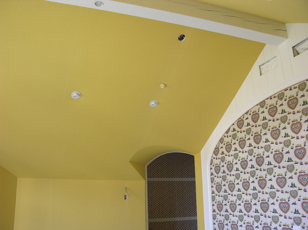 На фото: большая спальня в классическом стиле с желтыми стенами без камина с