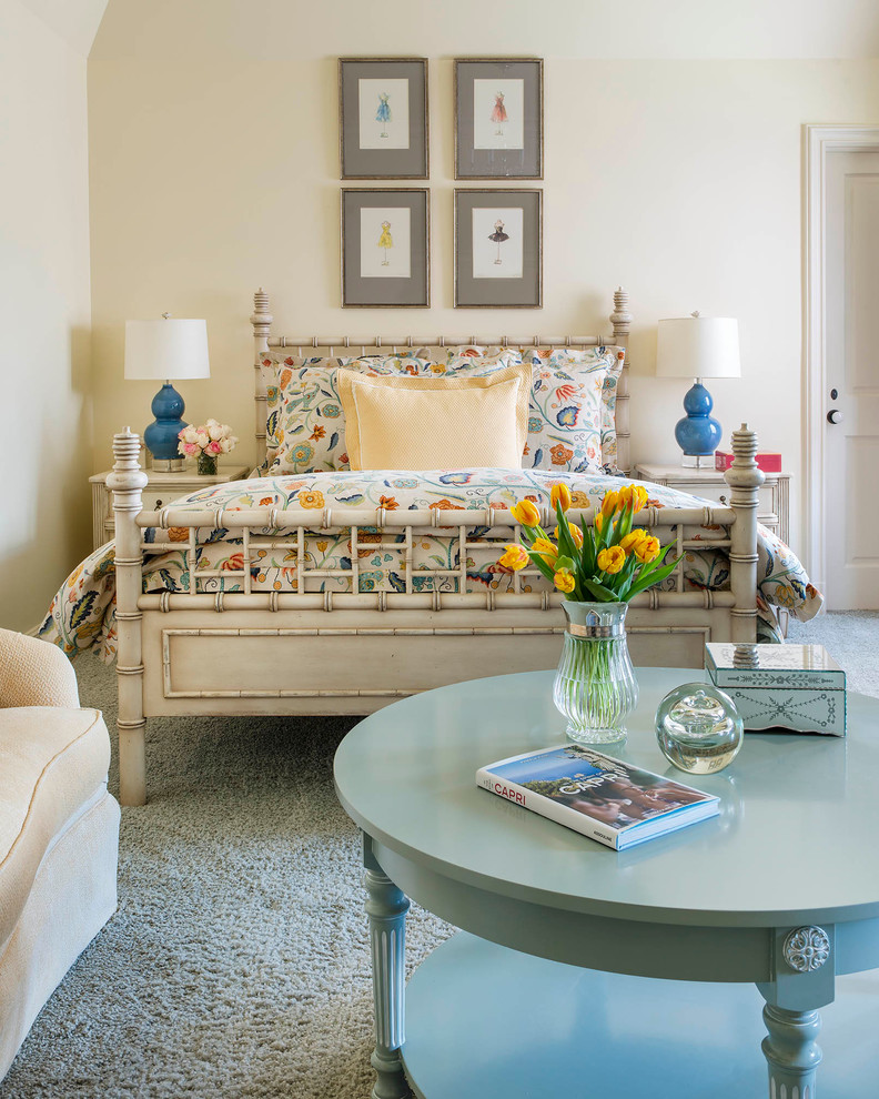 Ejemplo de dormitorio tradicional con paredes beige, moqueta y suelo azul