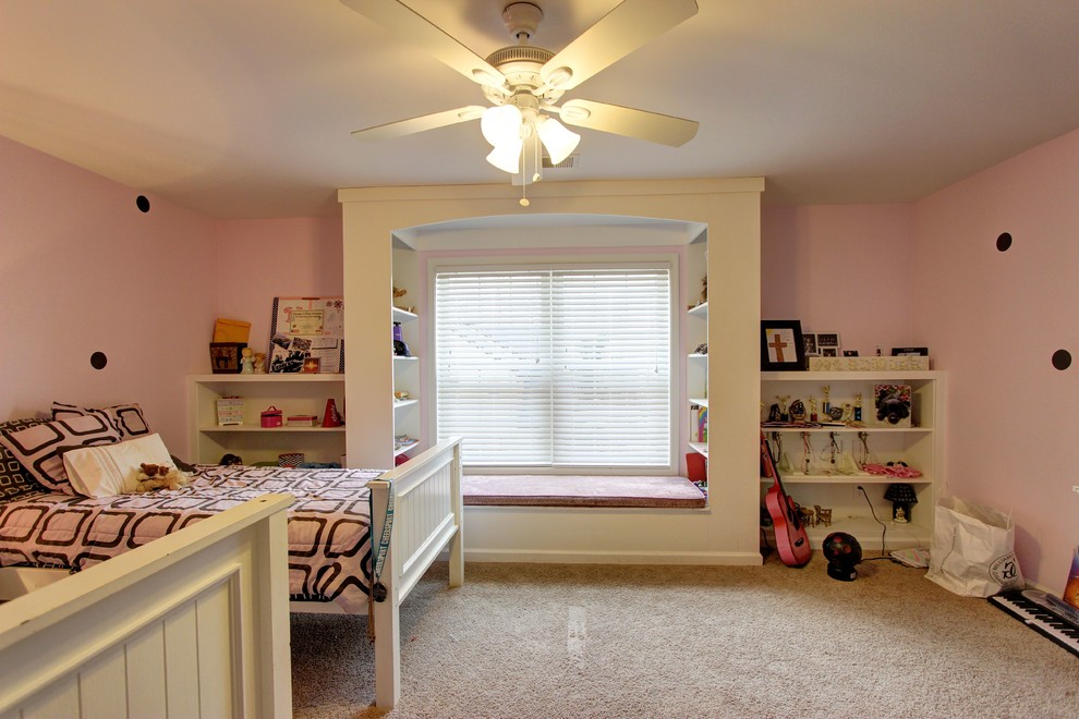 Idee per una camera da letto chic di medie dimensioni con pareti rosa, moquette e nessun camino