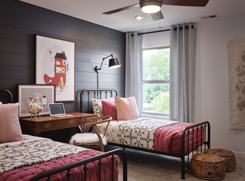 Foto på ett vintage sovrum, med grå väggar, heltäckningsmatta och grått golv
