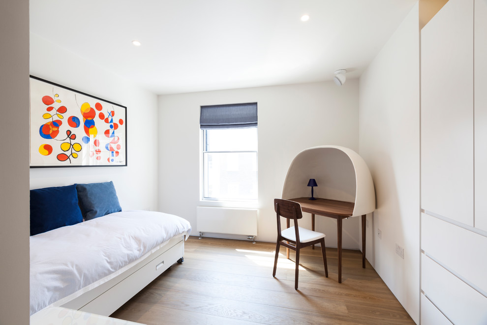 Идея дизайна: гостевая спальня среднего размера, (комната для гостей) в современном стиле с белыми стенами, паркетным полом среднего тона и коричневым полом