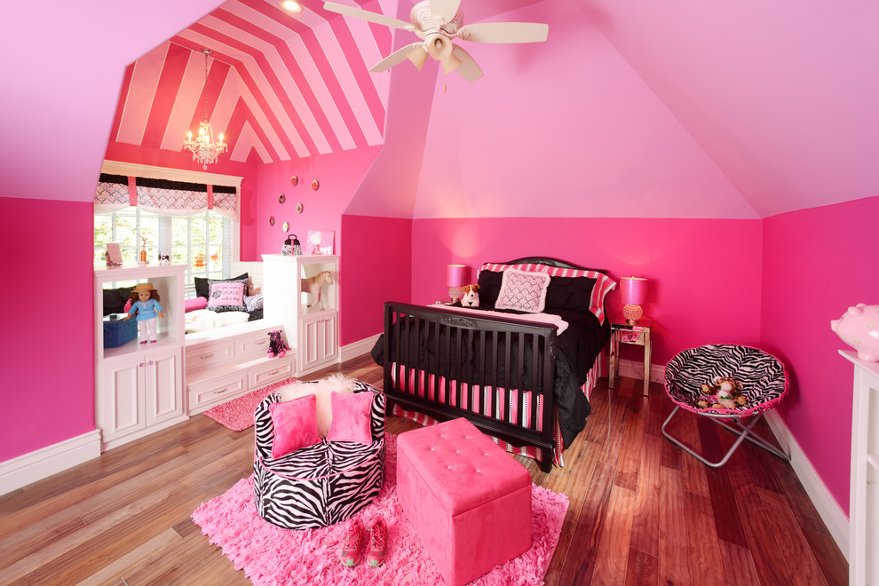 Inspiration pour une chambre traditionnelle de taille moyenne avec un mur rose, un sol en bois brun et aucune cheminée.