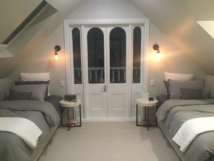 Пример оригинального дизайна: маленькая спальня на антресоли в современном стиле с белыми стенами для на участке и в саду