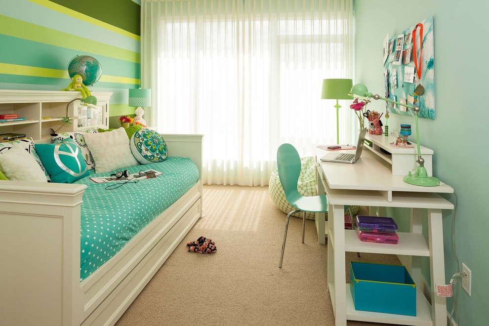 Diseño de habitación de invitados contemporánea pequeña sin chimenea con paredes azules y moqueta