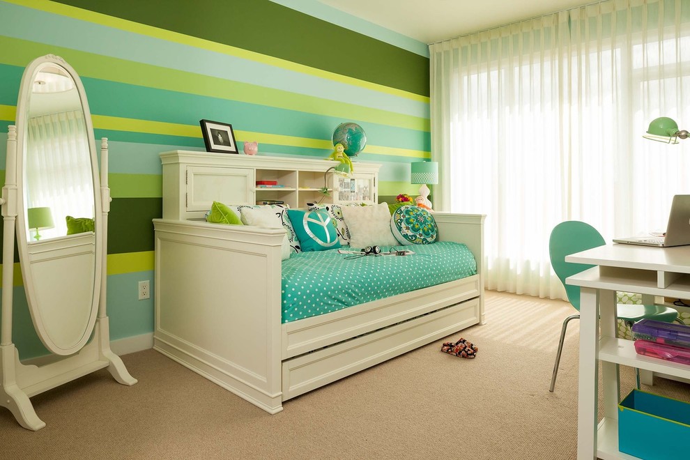 Imagen de habitación de invitados actual de tamaño medio sin chimenea con paredes verdes y moqueta