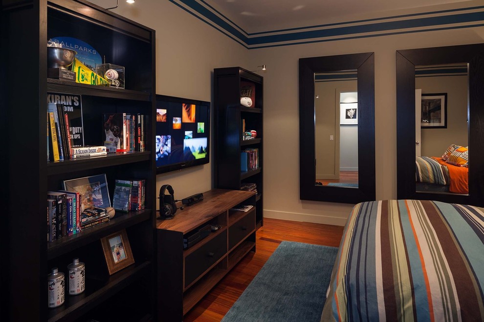Foto de habitación de invitados contemporánea de tamaño medio sin chimenea con paredes azules y suelo de madera en tonos medios