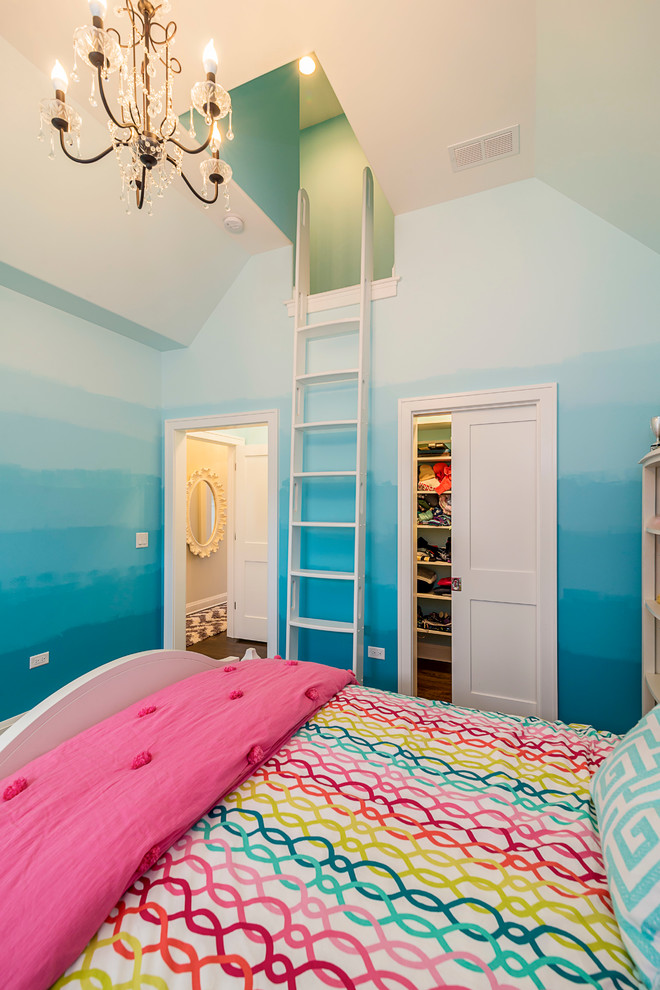 Aménagement d'une chambre contemporaine de taille moyenne avec un mur multicolore et parquet foncé.