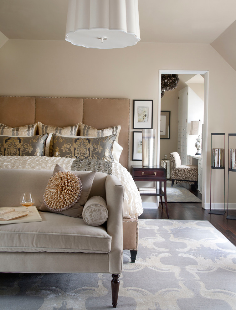 デンバーにあるトラディショナルスタイルのおしゃれな寝室 (ベージュの壁、グレーとクリーム色) のインテリア