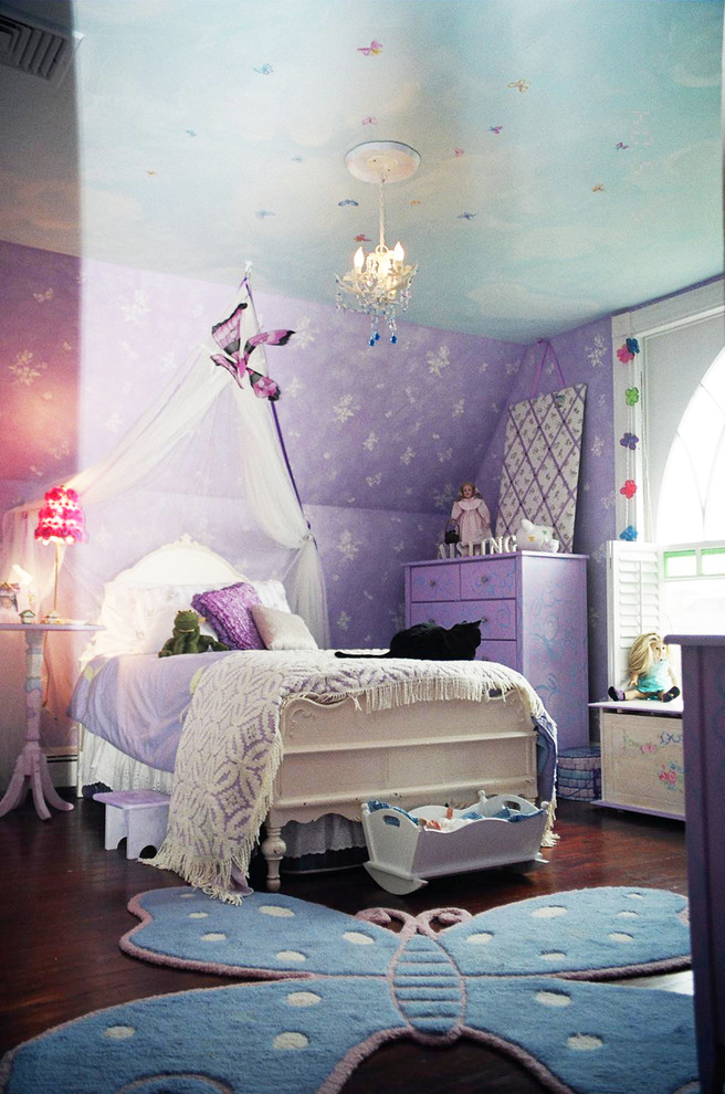 Idéer för mellanstora vintage sovrum, med lila väggar och mörkt trägolv