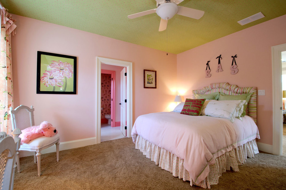 Foto på ett eklektiskt sovrum, med rosa väggar och heltäckningsmatta