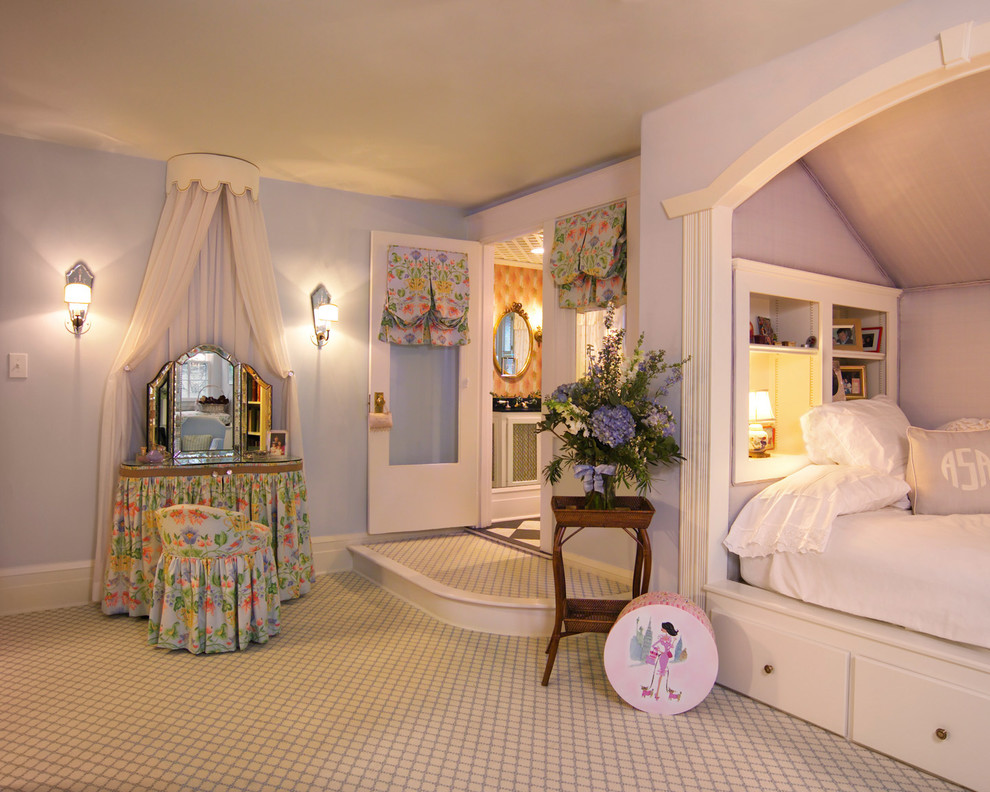 Stilmix Schlafzimmer mit lila Wandfarbe und Teppichboden in Louisville