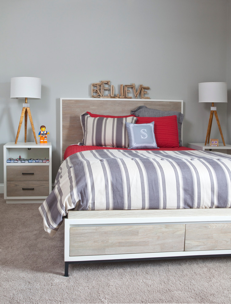 Стильный дизайн: спальня среднего размера в стиле лофт с серыми стенами и ковровым покрытием - последний тренд