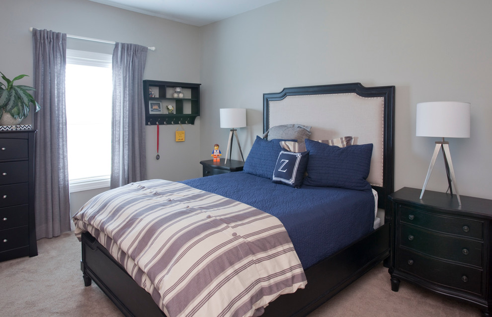 Стильный дизайн: спальня среднего размера в классическом стиле с серыми стенами и ковровым покрытием - последний тренд