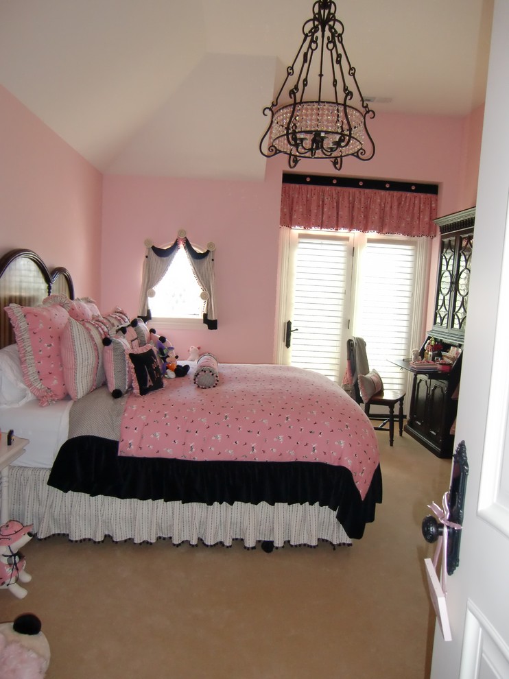 Imagen de dormitorio tradicional con paredes rosas y moqueta