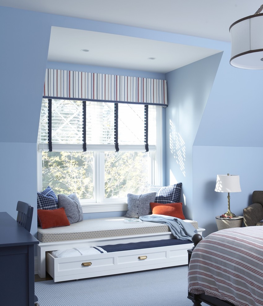 На фото: большая гостевая спальня (комната для гостей): освещение в классическом стиле с синими стенами, ковровым покрытием и синим полом без камина с