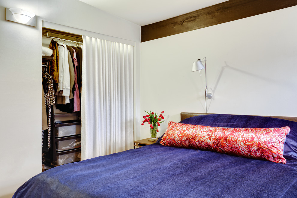 Источник вдохновения для домашнего уюта: хозяйская спальня среднего размера в стиле фьюжн с разноцветными стенами и паркетным полом среднего тона без камина