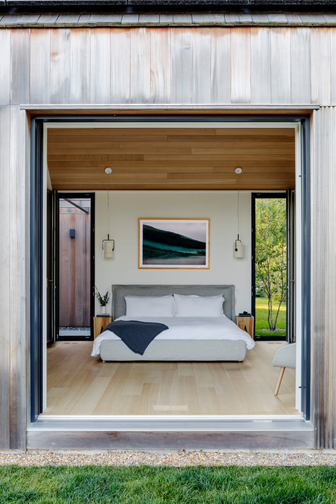 Свежая идея для дизайна: большая хозяйская спальня в современном стиле с белыми стенами, светлым паркетным полом, бежевым полом и деревянным потолком - отличное фото интерьера