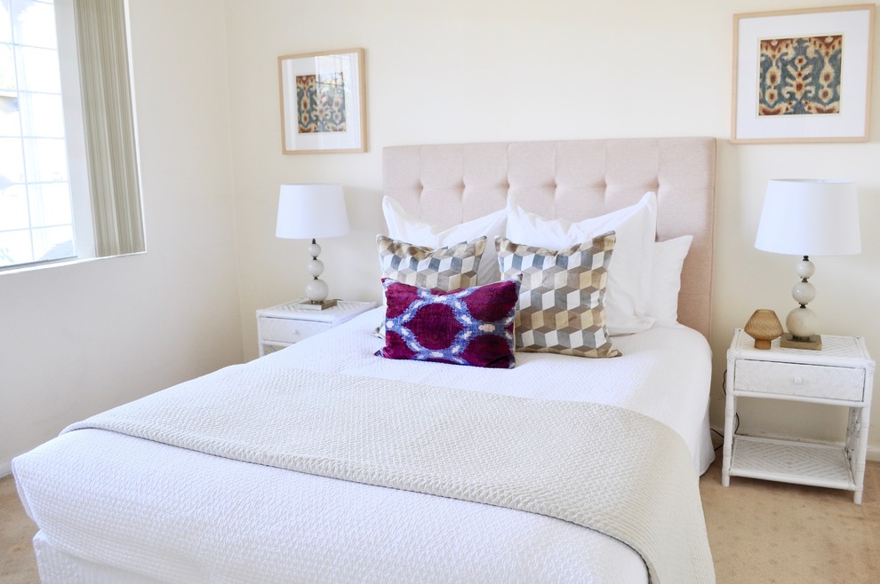 Ejemplo de habitación de invitados tradicional renovada de tamaño medio con paredes beige y moqueta