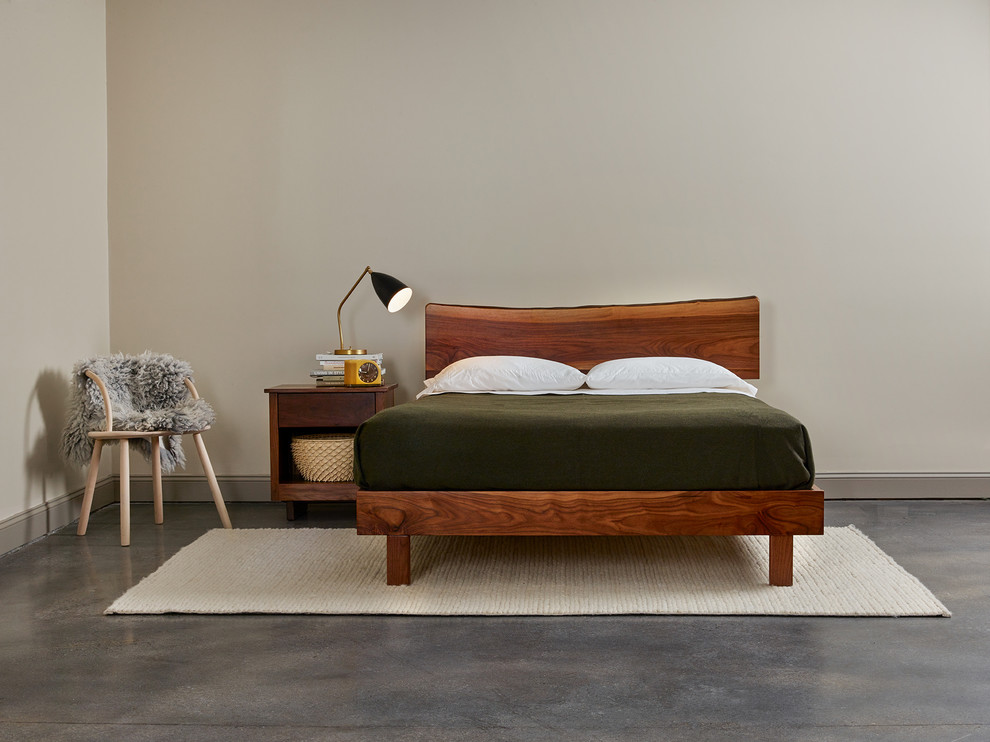 Foto de dormitorio principal escandinavo de tamaño medio con paredes beige, suelo de cemento y suelo gris