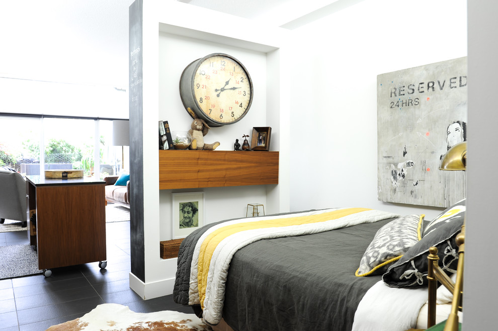 Foto på ett litet eklektiskt sovrum, med vita väggar
