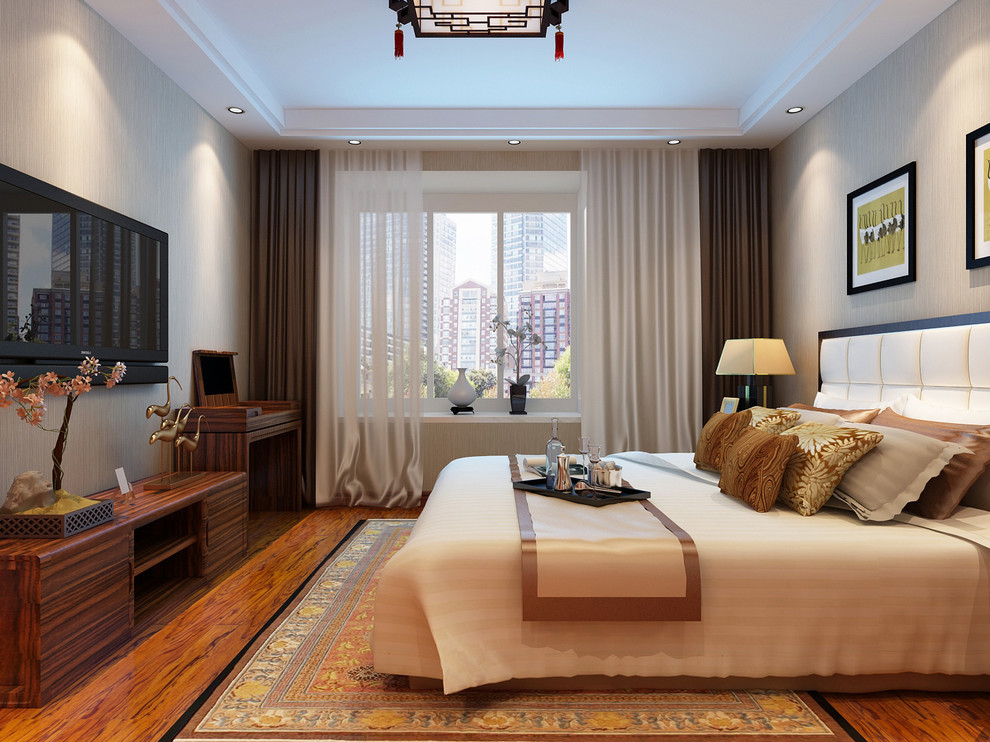 Mittelgroßes Asiatisches Hauptschlafzimmer ohne Kamin mit grauer Wandfarbe und braunem Holzboden in Sonstige