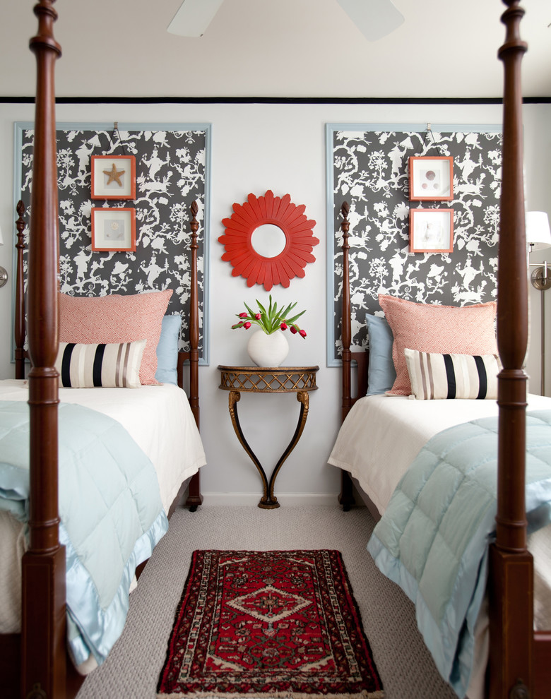 На фото: гостевая спальня (комната для гостей) в стиле неоклассика (современная классика) с синими стенами и ковровым покрытием с