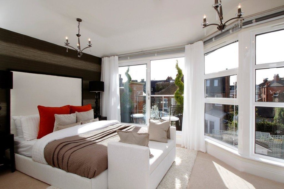 Mittelgroßes Modernes Schlafzimmer mit Teppichboden und beigem Boden in Buckinghamshire