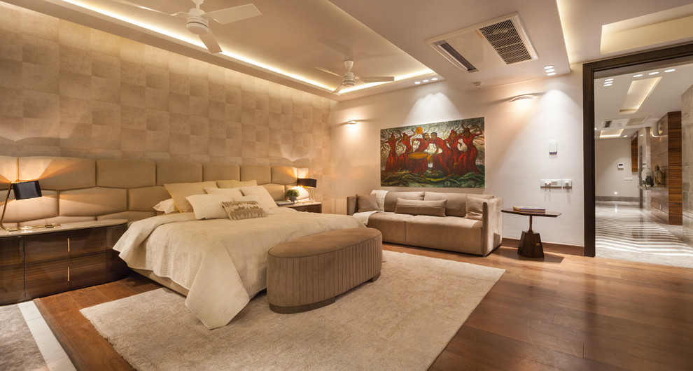 Bild på ett stort funkis sovrum, med beige väggar och mellanmörkt trägolv