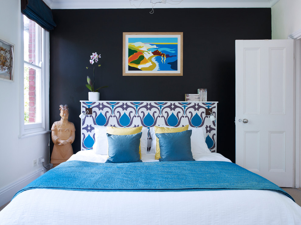 Foto di una camera da letto design con pareti nere