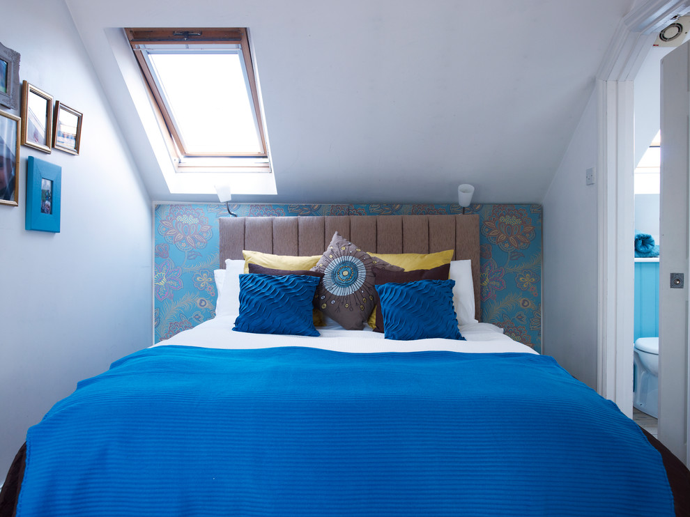 ロンドンにある小さなコンテンポラリースタイルのおしゃれな寝室 (マルチカラーの壁、勾配天井) のレイアウト