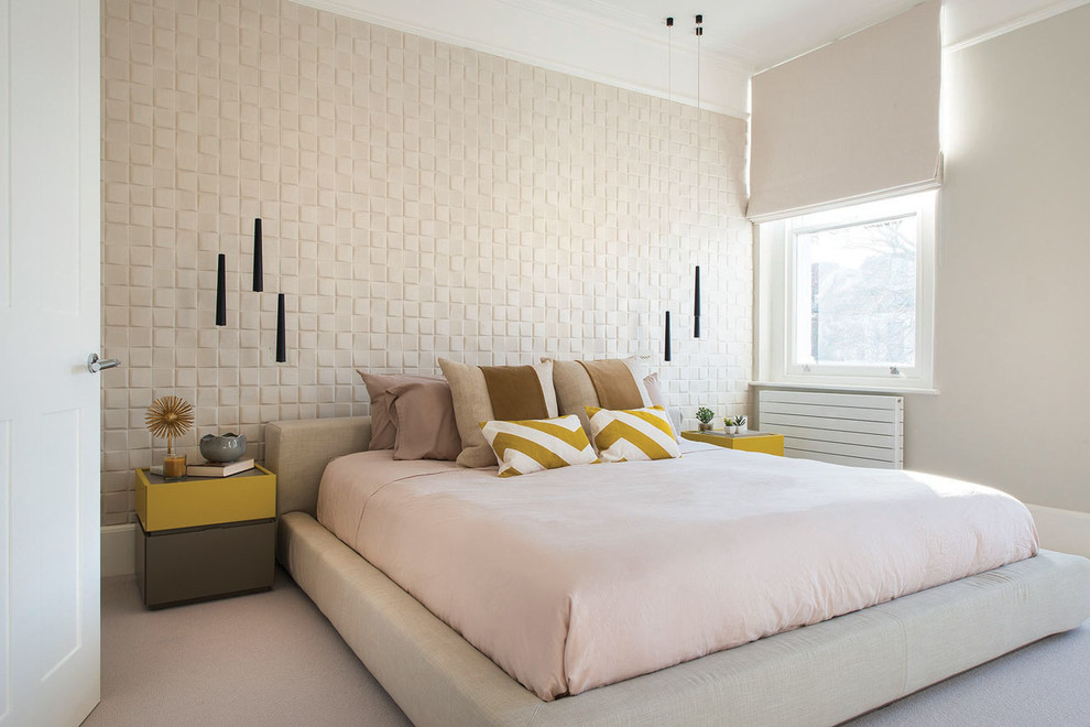 Пример оригинального дизайна: гостевая спальня среднего размера, (комната для гостей) в современном стиле с бежевыми стенами, ковровым покрытием и серым полом