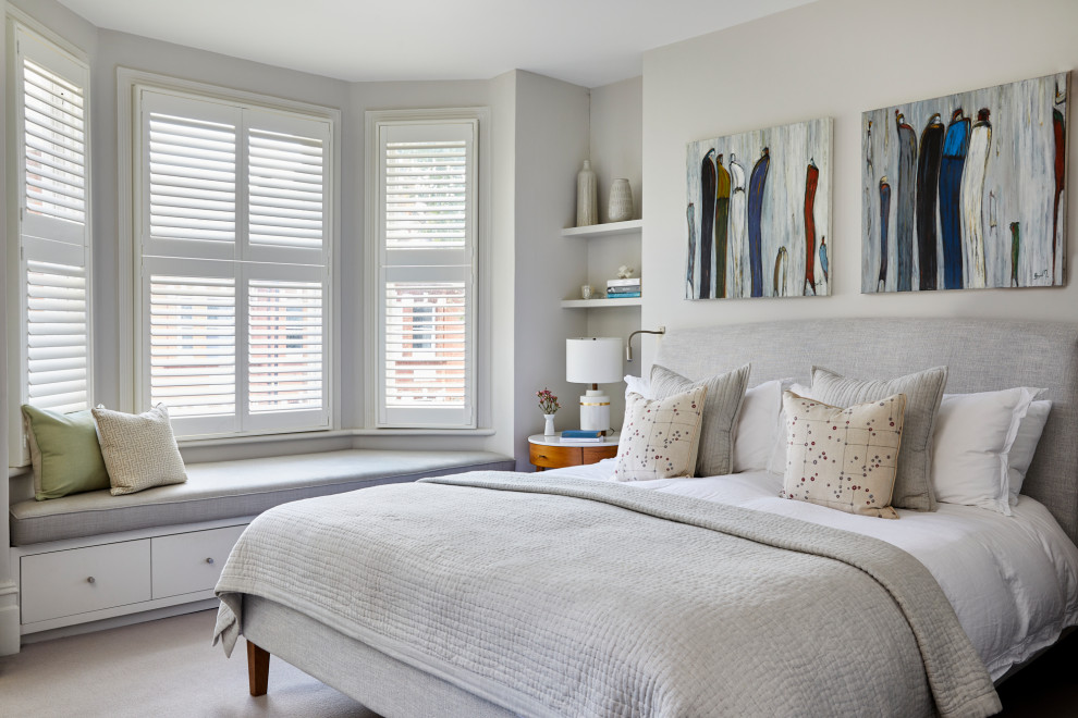 Идея дизайна: большая хозяйская спальня в стиле неоклассика (современная классика) с серыми стенами, ковровым покрытием и серым полом