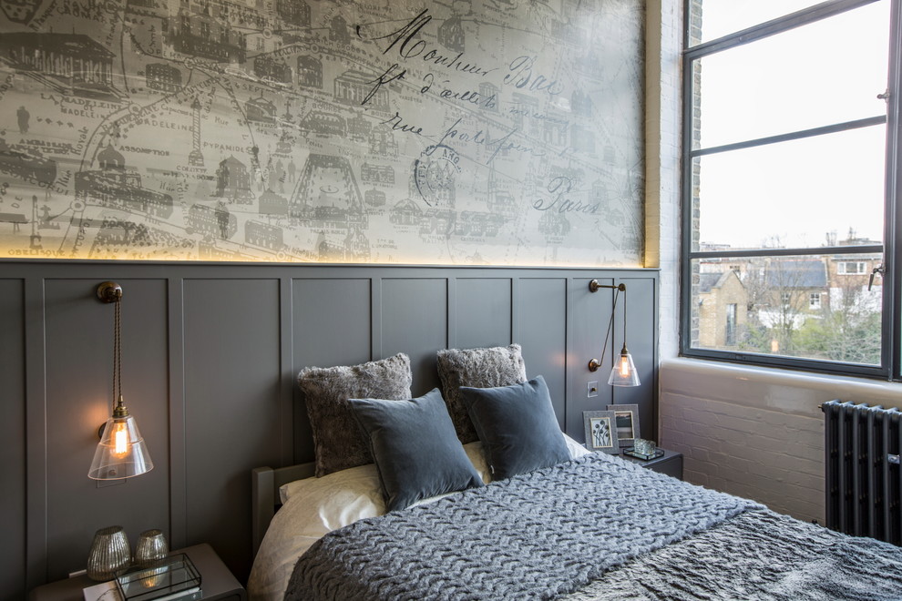 ロンドンにある広いインダストリアルスタイルのおしゃれな主寝室 (グレーの壁) のレイアウト