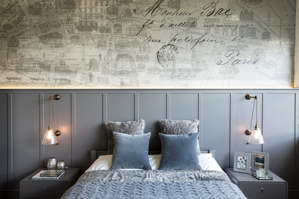 Großes Industrial Hauptschlafzimmer mit grauer Wandfarbe und Teppichboden in London