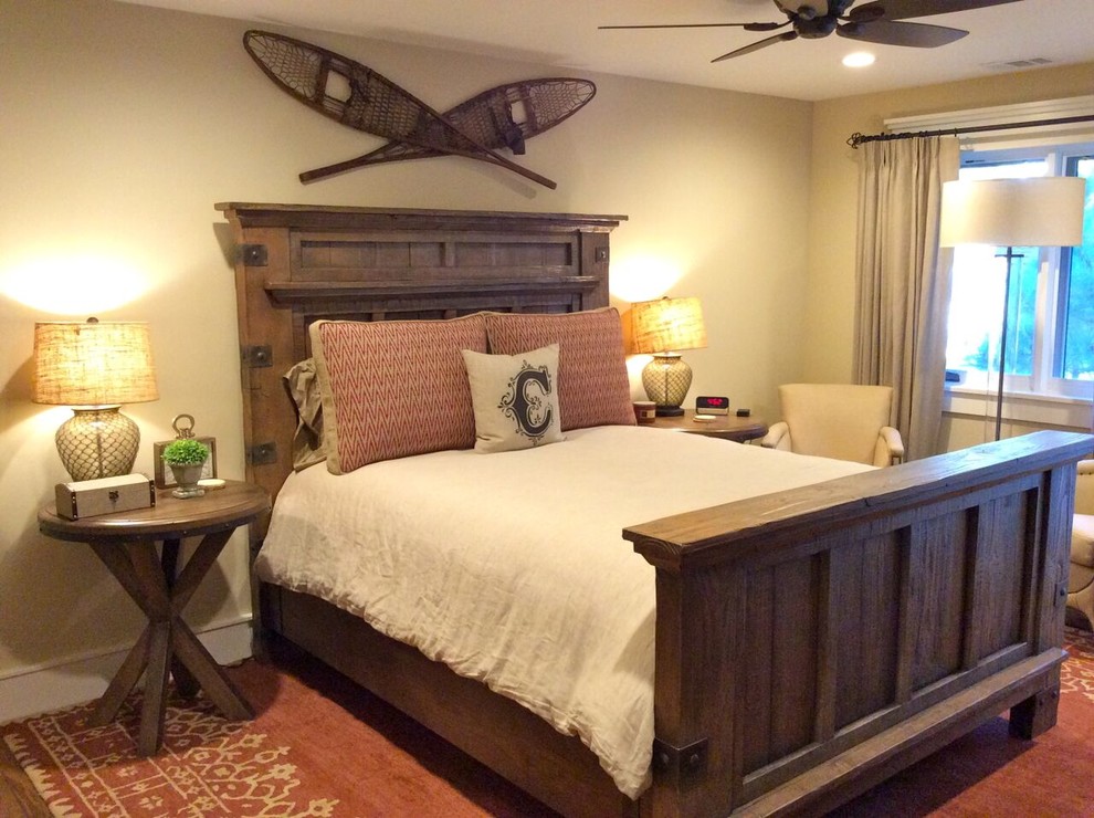 На фото: хозяйская спальня среднего размера в классическом стиле с бежевыми стенами, паркетным полом среднего тона и коричневым полом без камина с