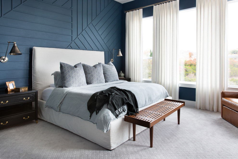 Источник вдохновения для домашнего уюта: хозяйская спальня среднего размера в стиле неоклассика (современная классика) с синими стенами и ковровым покрытием без камина