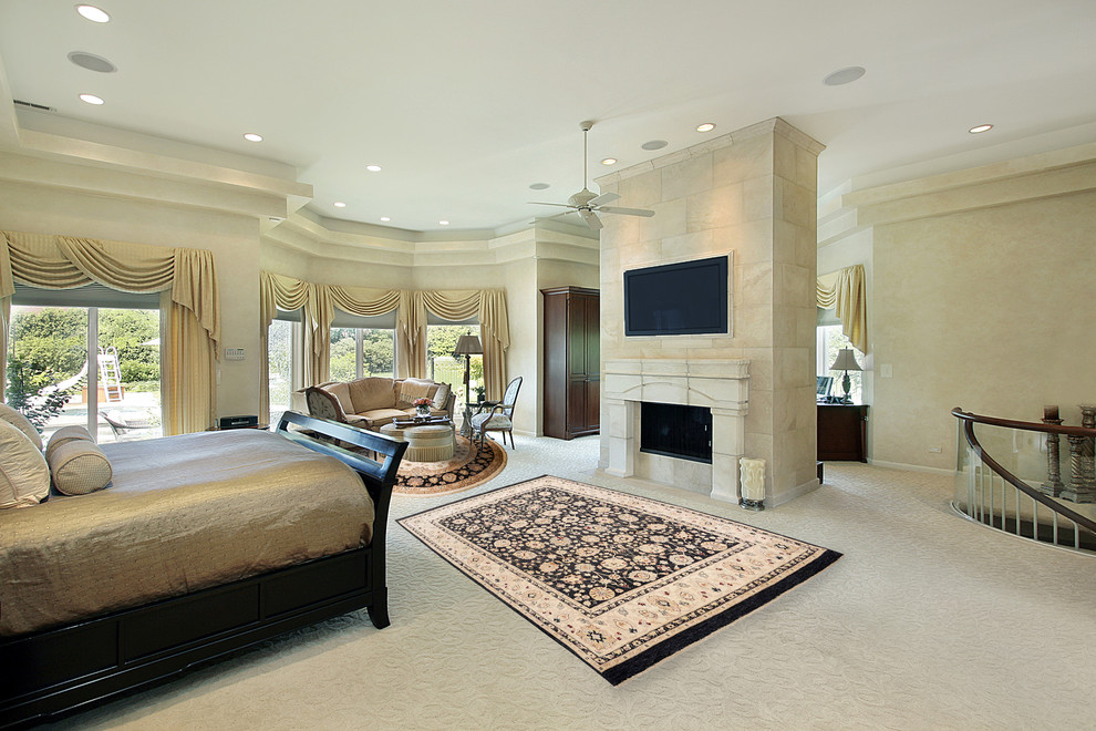 Idée de décoration pour une grande chambre tradition avec un mur beige, une cheminée standard, un manteau de cheminée en carrelage et un sol blanc.