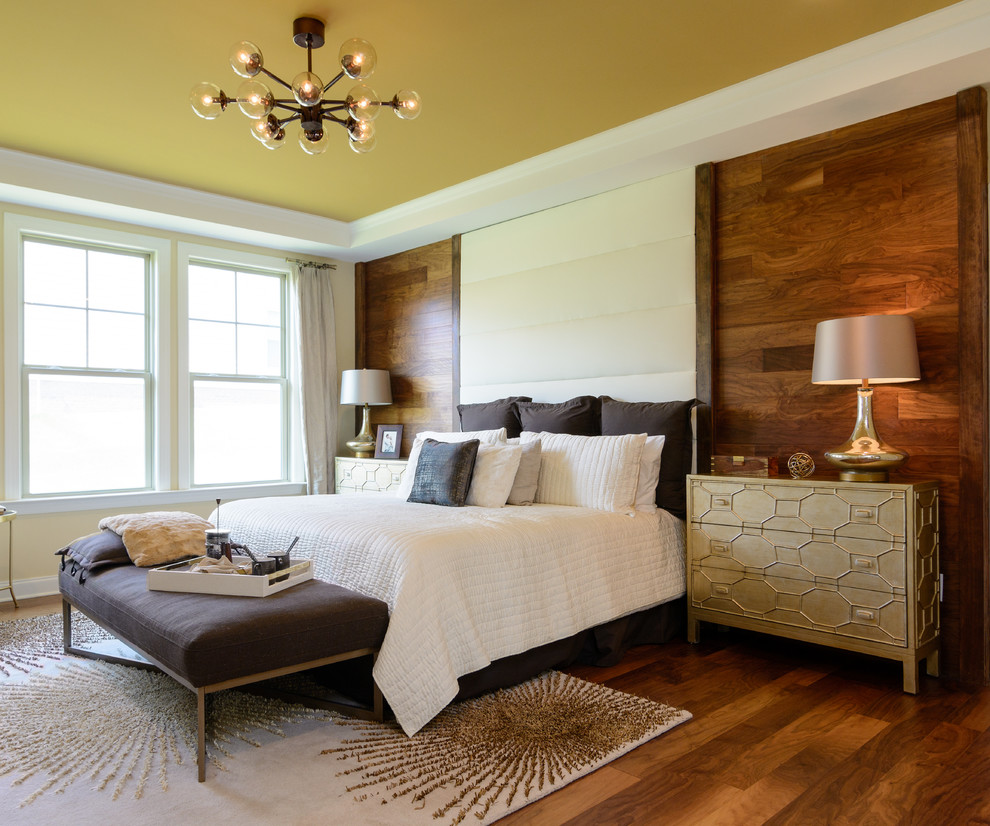 Stilmix Hauptschlafzimmer mit dunklem Holzboden und braunem Boden in Charlotte