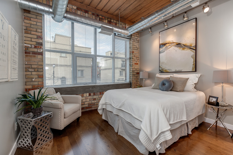 Industrial Schlafzimmer im Dachboden mit grauer Wandfarbe in Toronto