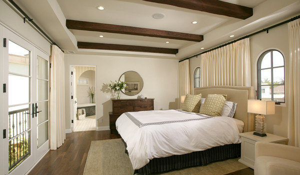 サンディエゴにある地中海スタイルのおしゃれな寝室のインテリア