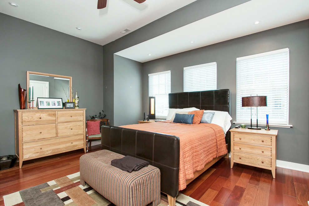 Свежая идея для дизайна: гостевая спальня среднего размера, (комната для гостей) в стиле неоклассика (современная классика) с серыми стенами и паркетным полом среднего тона без камина - отличное фото интерьера