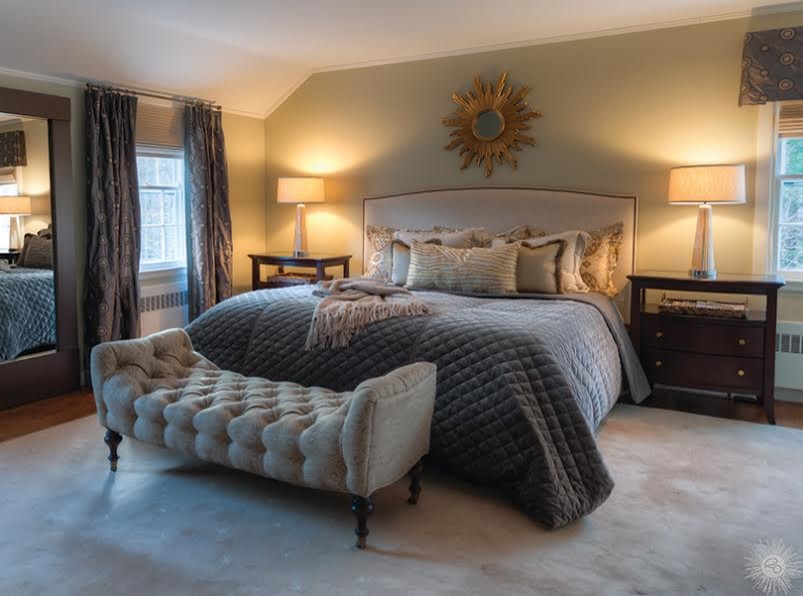 Modelo de dormitorio principal clásico renovado grande con paredes beige, suelo laminado y suelo marrón
